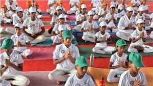 24 நிமிடங்களில் தேசிய கொடி வடிவில் அணிவகுத்து யோகா!