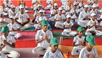 24 நிமிடங்களில் தேசிய கொடி வடிவில் அணிவகுத்து யோகா!...