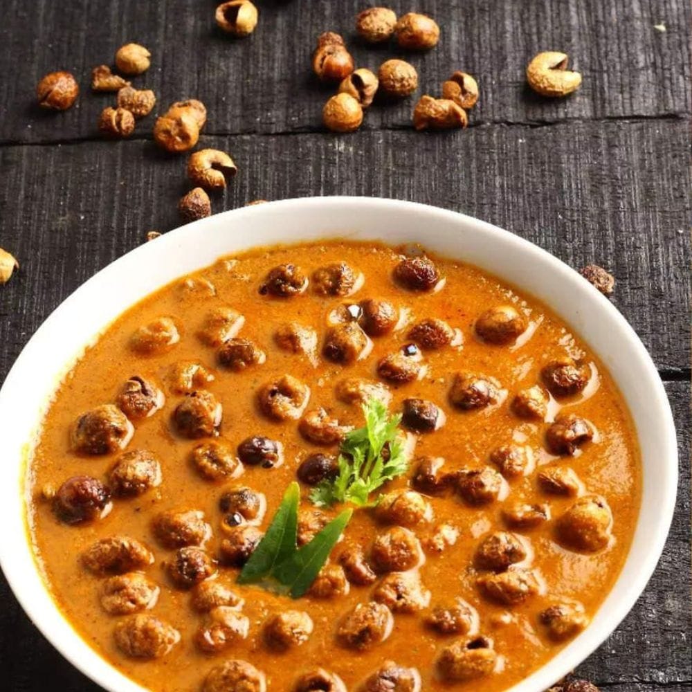 கொண்டைக்கடலையுடன் தேவையான அளவு தண்ணீர் சேர்த்து நன்றாகக் கொதிக்க விடவும்.
பின்னர் அரைத்து வைத்துள்ள தேங்காய் மசாலாவை சேர்க்க வேண்டும்.
மிதமான தீயில் சில நிமிடங்கள் கொதிக்க விடுவதால் சுவைகள் நன்றாக ஒன்றாகும்.
குருமா தேவையான பதத்திற்கு வந்ததும் அடுப்பை அணைக்கலாம்.