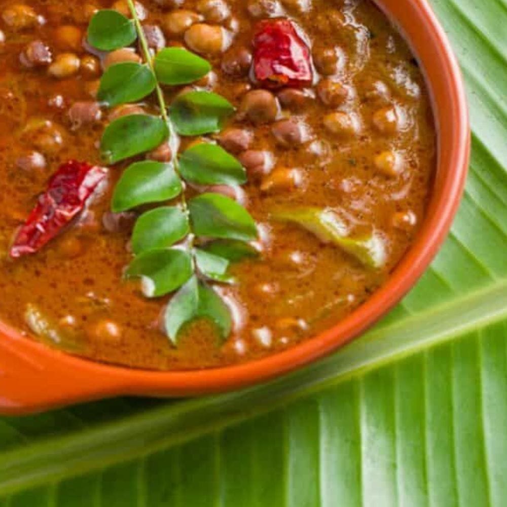 கடாயில் எண்ணெய் ஊற்றி பட்டை, கிராம்பு, கறிவேப்பிலை உள்ளிட்டவற்றை தாளிக்கவும்.
பின்னர் வெங்காயத்தைச் சேர்த்து பொன்னிறமாகும் வரை வதக்க வேண்டும்.
தொடர்ந்து மிளகாய், மஞ்சள், மல்லித்தூள் போன்ற மசாலாக்களைச் சேர்க்கலாம்.
இதில் வேகவைத்த கருப்பு கொண்டைக்கடலையை சேர்த்து நன்றாகக் கிளற வேண்டும்.
