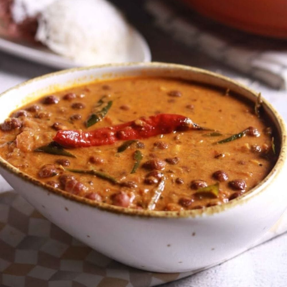 தேங்காய், இஞ்சி, பூண்டு, சின்ன வெங்காயம், தக்காளி போன்றவற்றை பயன்படுத்தலாம்.
தேவையான மசாலாப் பொருட்களுடன் இவற்றை வதக்கி அரைத்துக் கொள்ள வேண்டும்.
இந்த அரைத்த கலவைதான் குருமாவுக்கு நல்ல மணத்தையும் சுவையையும் கொடுக்கும்.
மசாலா பச்சை வாசனை இல்லாமல் நன்றாக வதங்குவது முக்கியம்.