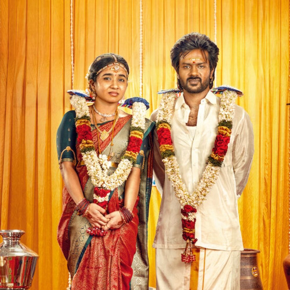 தமிழ் சினிமாவில் இந்த 2026-ம் ஆண்டில் அறிமுக இயக்குநர்கள் இயக்கத்தில் வெளியான படங்கள் பெரும்பாலும் ரசிகர்களிடையே விமர்சன ரீதியாக மட்டும் இன்றி வசூல் ரீதியாகவும் நல்ல வரவேற்பைப் பெற்றது. மேலும் அந்த வரிசையில் கடந்த சில நாட்களுக்கு முன்பு திரையரங்குகளில் வெளியாகி ரசிகர்களிடையே மாபெரும் வரவேற்பைப் பெற்ற படம் மொத ராத்திரி. இந்தப் படத்தை இயக்குநர் ராஜா கருப்புசாமி எழுதி இயக்கி உள்ளார். மேலும் இந்தப் படத்தின் மூலம் தமிழ் சினிமாவில் இயக்குநராக அறிமுகம் ஆனார்.