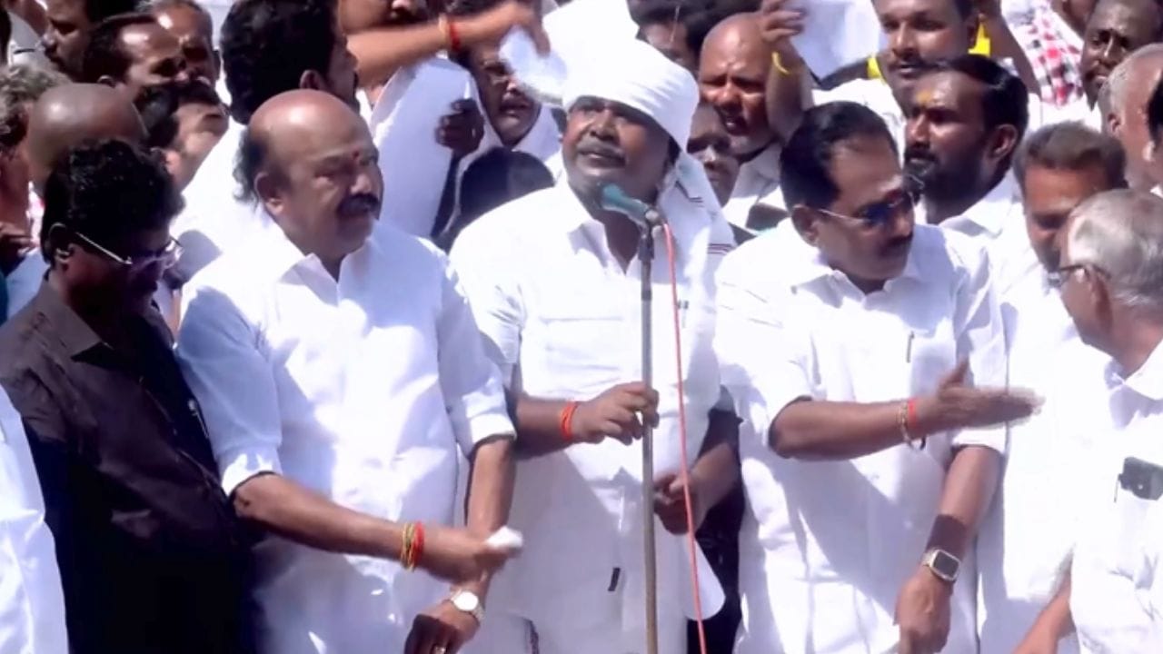 ஜல்லிக்கட்டு குறித்து தவெக எம்.எல்.ஏ சர்ச்சை பேச்சு.. அதிமுக தரப்பில் அலங்காநல்லூரில் போராட்டம்.. ஜல்லிக்கட்டு குறித்து தவெக எம்.எல்.ஏ சர்ச்சை பேச்சு.. அதிமுக தரப்பில் அலங்காநல்லூரில் போராட்டம்..