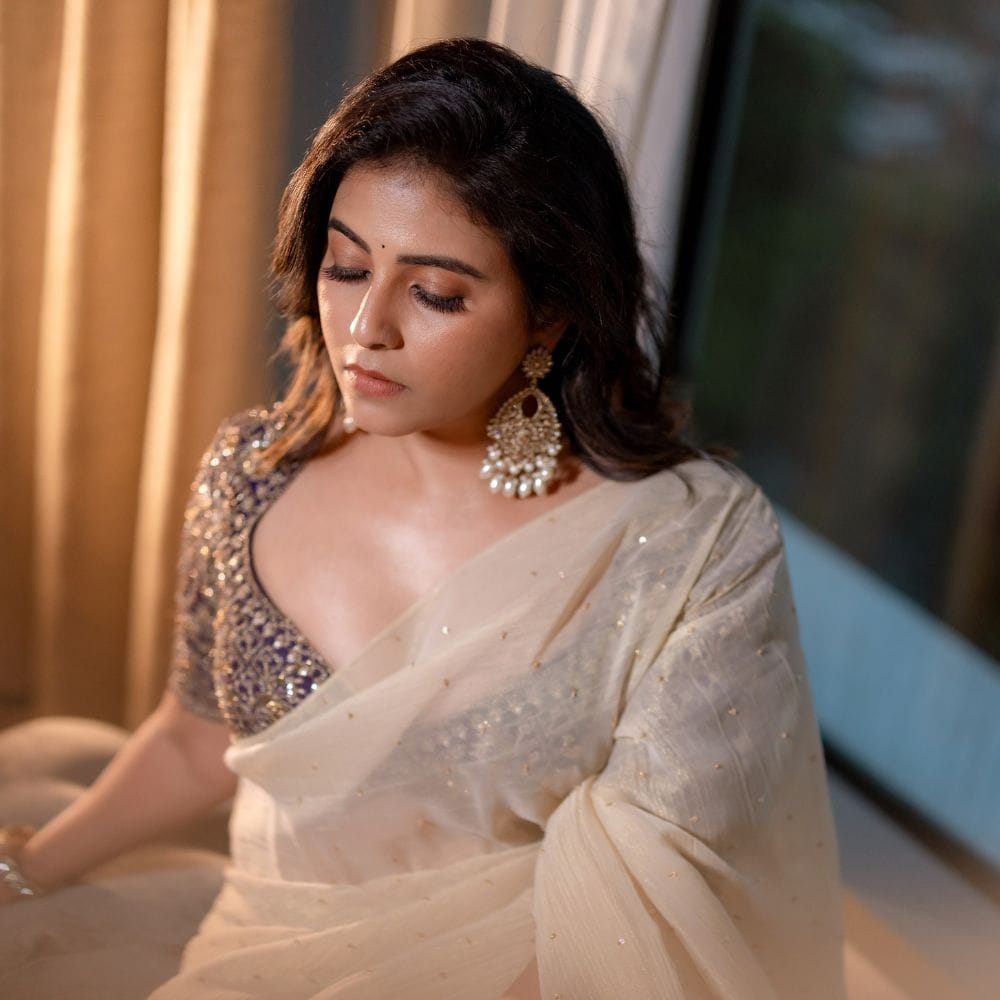 இந்த படத்திற்கு பிறகு தெலுங்கில் புதிய திரைப்படங்களில் பணியாற்றிவருகிறார். சமீபத்தில் பேட்டி ஒன்றில் கலந்துகொண்ட அஞ்சலியிடம் திருமணம் குறித்த கேள்வி எழுப்பப்பட்டிருந்தது. அதற்கு அஞ்சலி சொன்ன பதில் இணையத்தில் வைரலாகிவருகிறது.