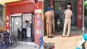 ATM-ஐ கொள்ளையடித்துச் சென்ற கும்பல்.. தட்டித்தூக்கிய போலீஸ்!...