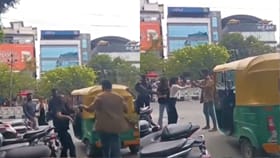 ஓட்டுநர், இளம் பெண்கள் இடையே மோதல் - வைரல் வீடியோ!...