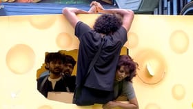 பிக்பாஸ் தமிழில் நேரடியாக மோதிக்கொள்ளும் ஷமா - ஜேசன்......