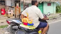 இருசக்கர வாகனத்தில் விநாயகர் சிலையை அழைத்துச் சென்ற நபர்.....