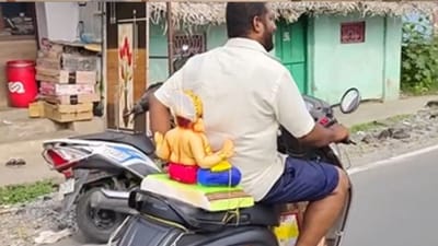 இருசக்கர வாகனத்தில் விநாயகர் சிலையை அழைத்துச் சென்ற நபர்..