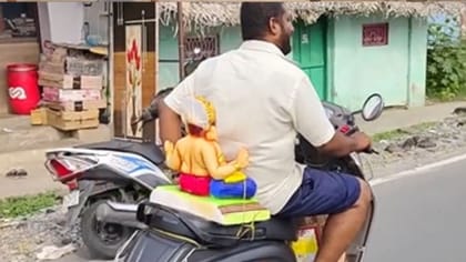 இருசக்கர வாகனத்தில் விநாயகர் சிலையை அழைத்துச் சென்ற நபர்..