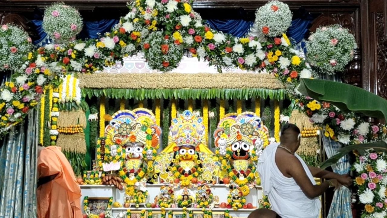 கோவை இஸ்கான் கோவிலில் கோலாகலமாக கொண்டாடப்பட்ட கிருஷ்ண ஜென்மாஷ்டமி! கோவை இஸ்கான் கோவிலில் கோலாகலமாக கொண்டாடப்பட்ட கிருஷ்ண ஜென்மாஷ்டமி!