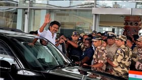 முதலீடுகளை ஈர்க்க முதன்முறையாக அரசுமுறை வெளிநாட்டு பயணம்.. இன்று இரவு பயணிகள் விமானத்தில் லண்டன் பறக்கும் முதல்வர் விஜய்.....