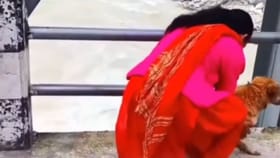 நாயை ஆற்றில் வீசிய பெண் - ஷாக் வீடியோ!...