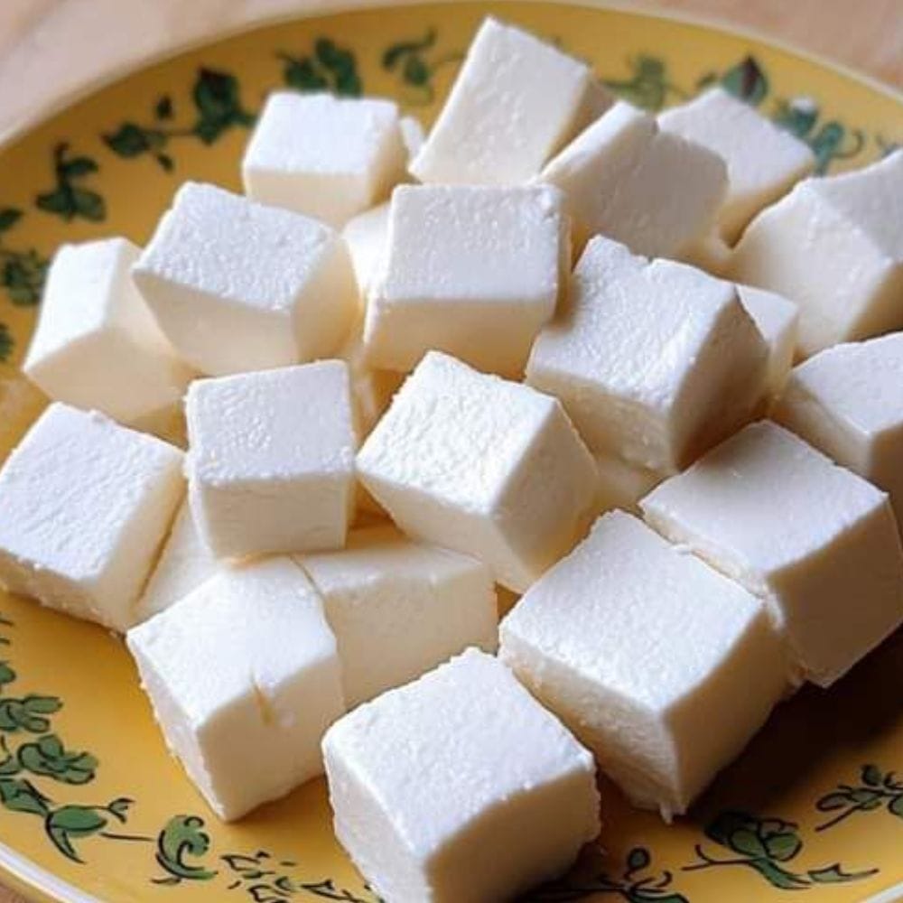 கால்சியம் குறைவு
பால் சார்ந்த உண்மையான பனீரில் இயற்கையாக கால்சியம் கிடைக்கிறது.
ஆனால் அனலாக் பனீரில் கால்சியம் அளவு தயாரிப்புக்கு ஏற்ப மாறுபடலாம்.
இதனால் வழக்கமான பனீருக்கு இணையான கால்சியம் கிடைக்கும் என்று கருத முடியாது.