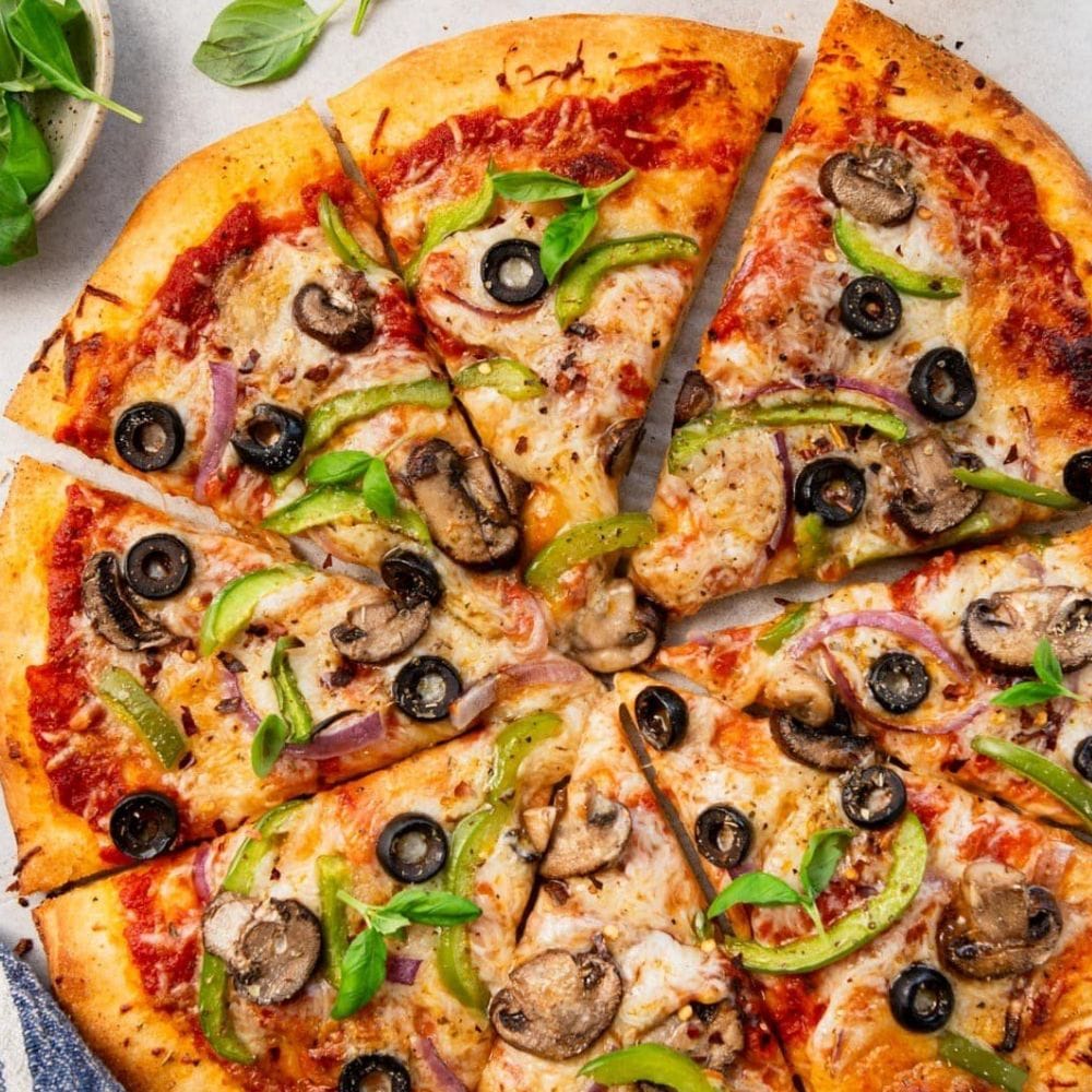 லண்டனில் உள்ள Napoli on the Road பீட்சா உலகின் முதலிடத்தைப் பிடித்துள்ளது.
50 Top Pizza அமைப்பின் 2026 பட்டியலில் இது உலகின் சிறந்த பீட்சாவாக தேர்வு செய்யப்பட்டுள்ளது.
நேபிள்ஸ் பாரம்பரிய பீட்சா முறையை நவீன அணுகுமுறையுடன் இங்கு மாற்றியமைத்துள்ளனர்.
செர்ரி தக்காளி, ஆலிவ், அஞ்சோவி மற்றும் வைல்ட் கார்லிக் பெஸ்டோ கொண்ட Wild Marinara சிறப்பாக குறிப்பிடப்பட்டுள்ளது.
