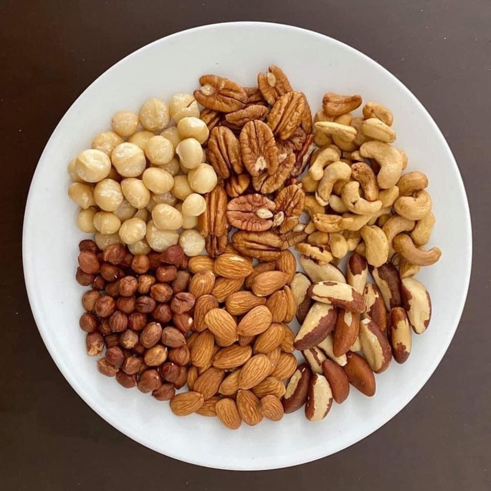 வேர்க்கடலை மற்றும் பிஸ்தா ஆகிய நட்ஸ் வகைகளில் நிறைந்துள்ள நார்ச்சத்து மற்றும் புரதச்சத்துக்கள் வயிற்றை நீண்ட நேரம் நிறைவாக வைத்து, அளவுக்கு அதிகமாக சாப்பிடுவதைத் தடுக்கின்றன. இவற்றைப் பிற்பகல் வேளையில் அல்லது உடற்பயிற்சிக்கு முன்னதாகச் சாப்பிடுவது உடலுக்குத் தேவையான உடனடி புத்துணர்ச்சியையும் ஆற்றலையும் அளிக்கும்.