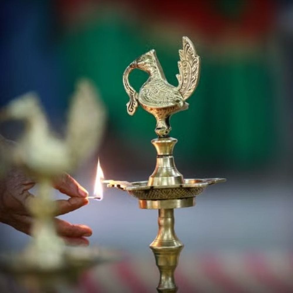 வீட்டில் விளக்கேற்றும்போது விளக்கை சுத்தமாக வைத்தல், சரியான முறையில் திரி அமைத்தல் மற்றும் விளக்கை பாதுகாப்பாக அணைத்தல் போன்றவற்றை கவனிக்க வேண்டும். விளக்கை தரையில் நேரடியாக வைக்காமல் சுத்தமான இடத்தில் வைத்து, ஏற்றிய பிறகு தேவையின்றி இடம் மாற்றாமல் இருப்பது பாரம்பரியமாகக் கருதப்படுகிறது. விளக்கேற்றும் நேரத்தில் அமைதியான சூழலைக் கடைப்பிடிப்பது நல்லது; இவை அனைத்தும் ஆன்மிக மற்றும் பாரம்பரிய நம்பிக்கைகளை அடிப்படையாகக் கொண்டவை.