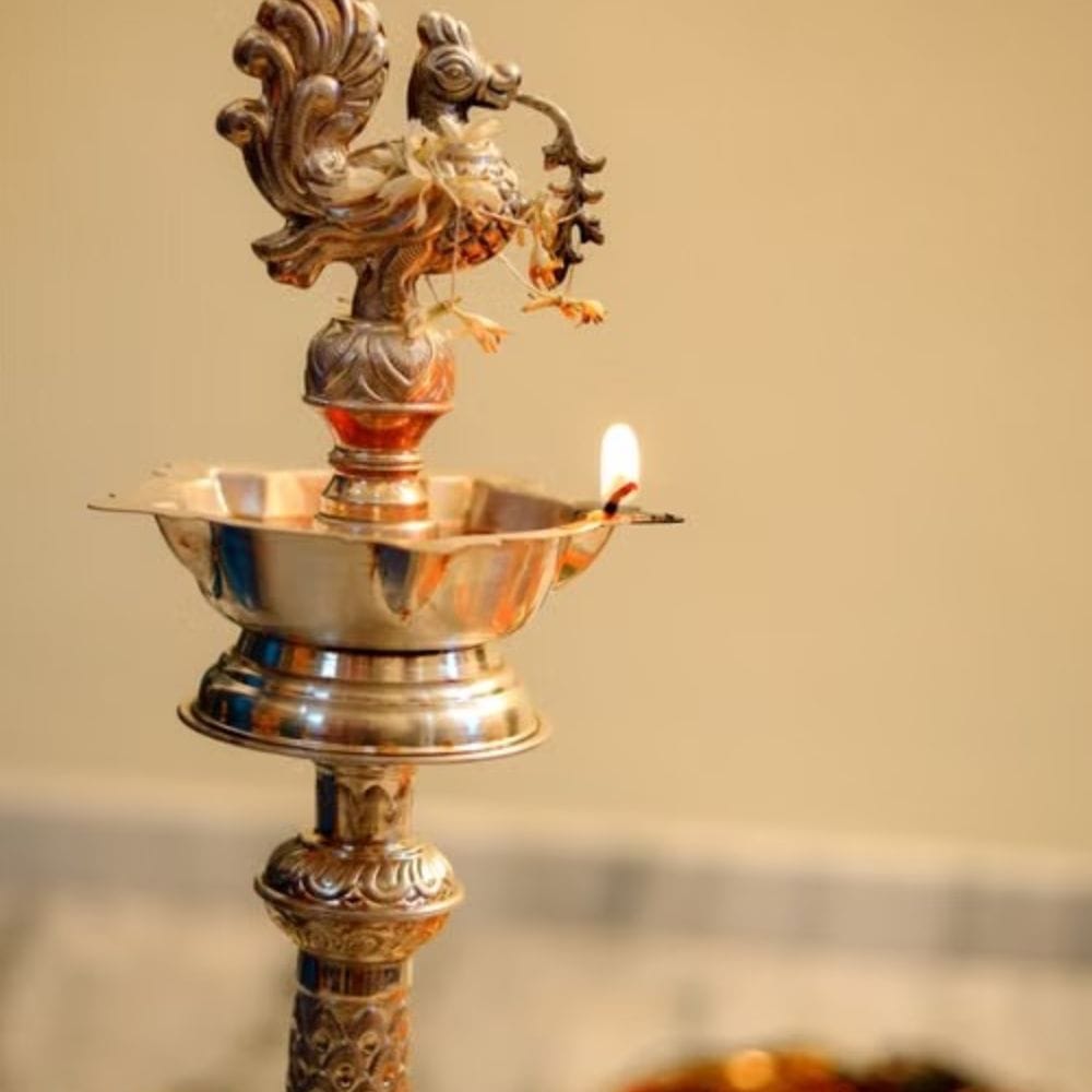 பூஜை விளக்கை வாயால் ஊதி அணைக்கக் கூடாது என்பது பாரம்பரிய நம்பிக்கையாக உள்ளது.
அதற்குப் பதிலாக கைகளால் அல்லது பூவைப் பயன்படுத்தி மெதுவாக அணைக்கலாம்.
எண்ணெய் முழுவதுமாக தீர்ந்து விளக்கு தானாக அணையும் நிலையையும் தவிர்க்க வேண்டும்.
விளக்கு தொடர்ந்து எரிய தேவையான அளவு எண்ணெய் இருப்பதை முன்கூட்டியே பார்த்துக்கொள்வது நல்லது.