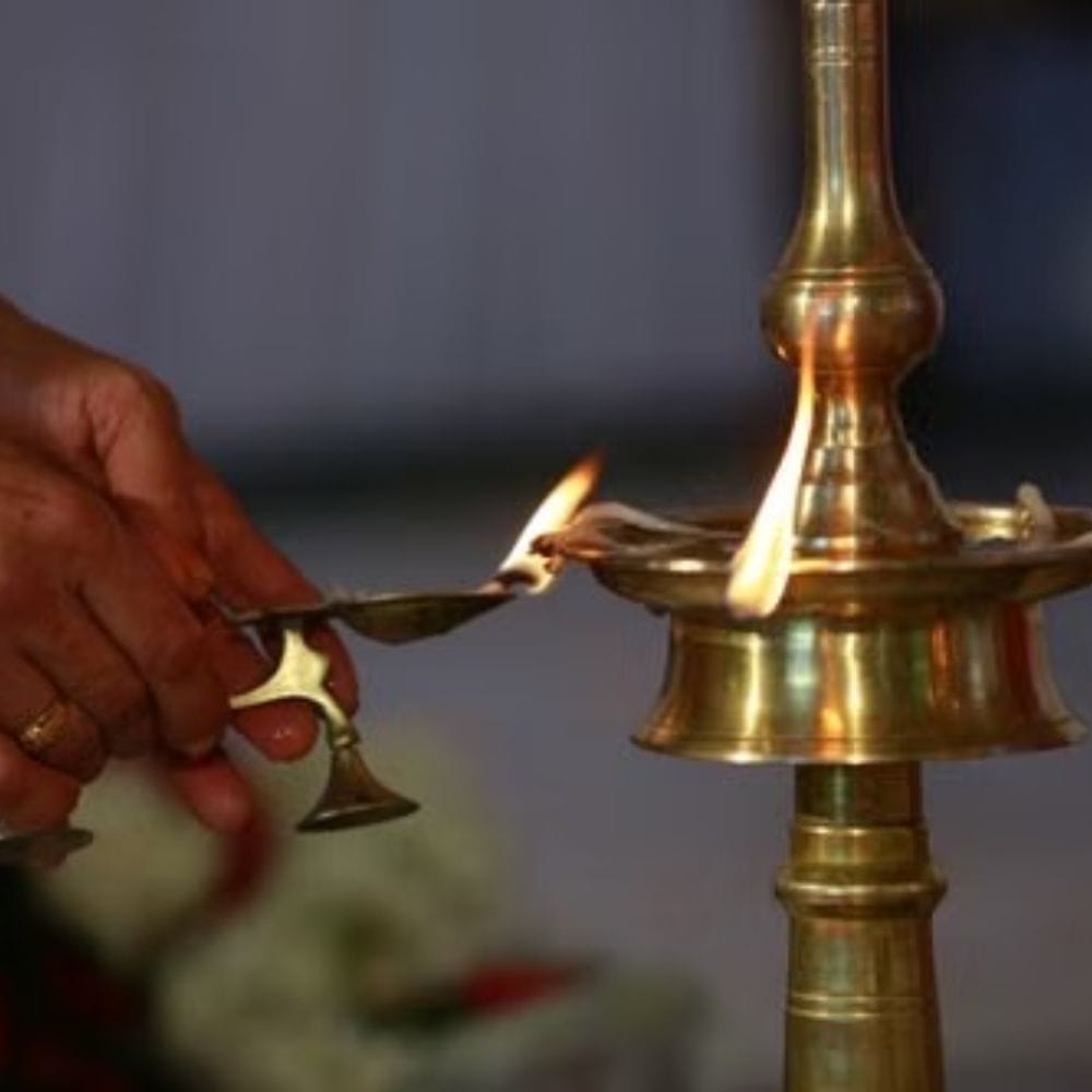 விளக்கில் முதலில் தேவையான அளவு எண்ணெயை ஊற்றிய பிறகே திரியை வைக்க வேண்டும்.
திரியை வைத்துவிட்டு அதன் பிறகு எண்ணெய் ஊற்றுவதை பாரம்பரியமாகத் தவிர்க்கின்றனர்.
திரி சரியாக அமைந்துள்ளதா என்பதை விளக்கேற்றுவதற்கு முன்பே கவனிக்க வேண்டும்.
இதனால் விளக்கு சீராக எரிய உதவும் என்று நம்பப்படுகிறது.