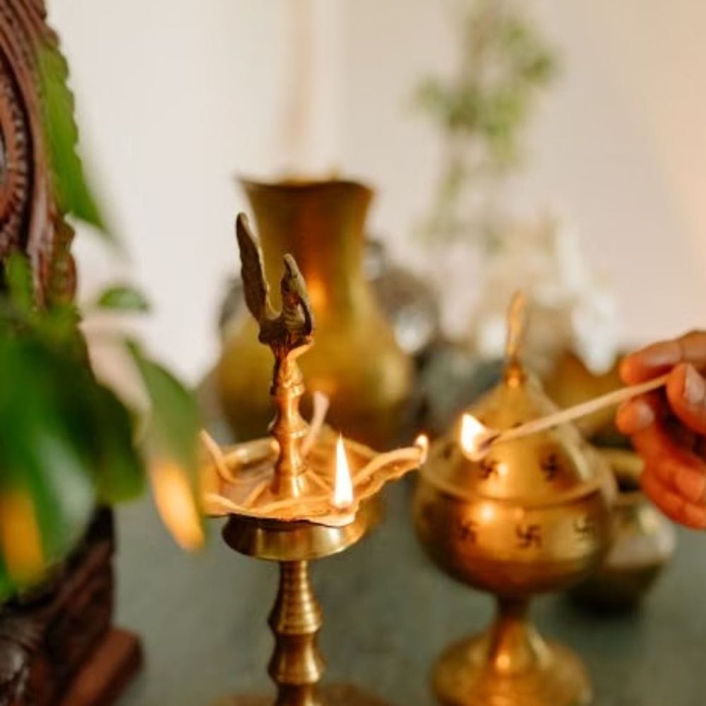 விளக்கேற்றுவதற்கு முன்பு விளக்கில் படிந்துள்ள எண்ணெய் பிசுக்கு மற்றும் கரியை சுத்தம் செய்ய வேண்டும்.
விளக்கை ஏற்றிய பிறகு அதைத் துடைப்பதைத் தவிர்ப்பது பாரம்பரிய வழக்கமாகக் கூறப்படுகிறது.
விளக்கை சுத்தமான இடத்தில் வைத்து வழிபடுவது மங்களகரமானதாக நம்பப்படுகிறது.
விளக்கு வைக்கும் இடமும் தூய்மையாக இருப்பதை உறுதி செய்வது நல்லது.