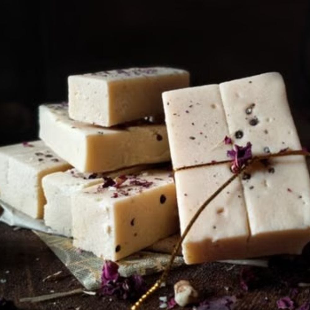பாரம்பரிய பால்கோவா தயாரிக்க பால், சர்க்கரை, நெய் மற்றும் ஏலக்காய் போதுமானது.
ஒரு லிட்டர் பால், கால் கப் சர்க்கரை பயன்படுத்தலாம்.
இதனுடன் 2 தேக்கரண்டி நெய் மற்றும் ஒரு ஏலக்காய் சேர்க்க வேண்டும்.
எளிய பொருட்களிலேயே வீட்டில் சுவையான பால்கோவாவை செய்யலாம்.