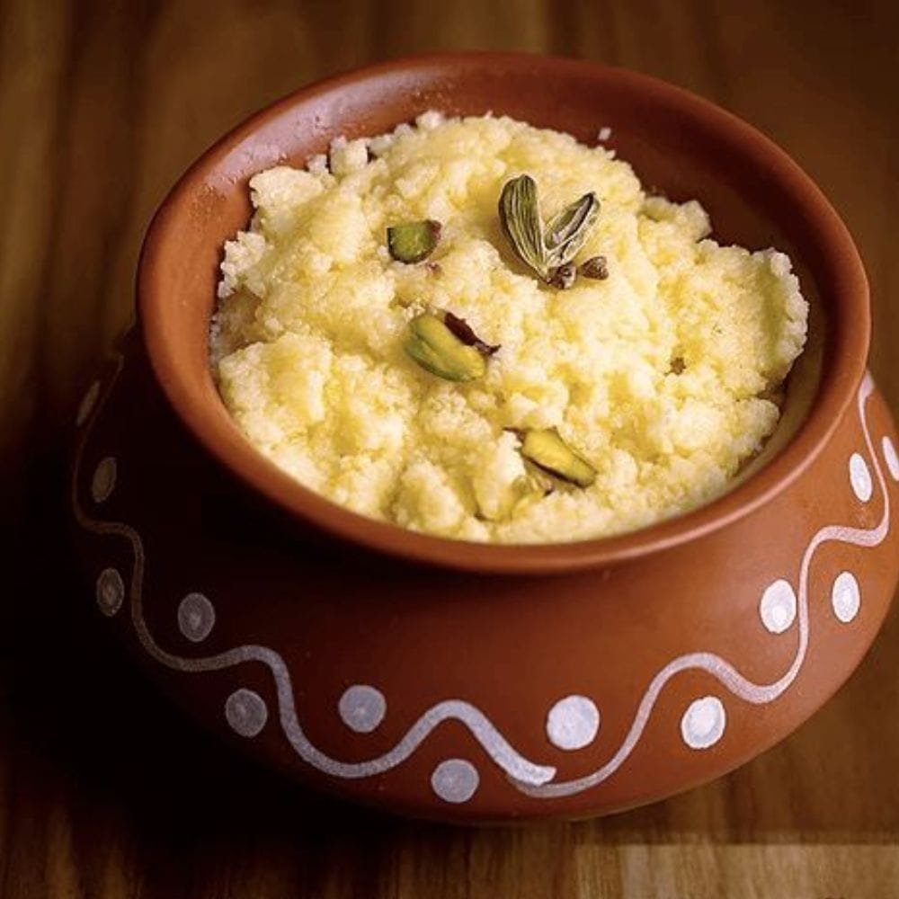 பால் நன்றாகச் சுண்டி கெட்டியான பதத்திற்கு வந்த பிறகு சர்க்கரையைச் சேர்க்க வேண்டும்.
சர்க்கரை உருகியதும் கலவை மீண்டும் சற்று இளகும்.
அப்போது தொடர்ந்து கிளறியபடி சிறிது நேரம் சமைக்கவும்.
கலவை அடிப்பிடிக்காமல் இருப்பது மிகவும் முக்கியம்.