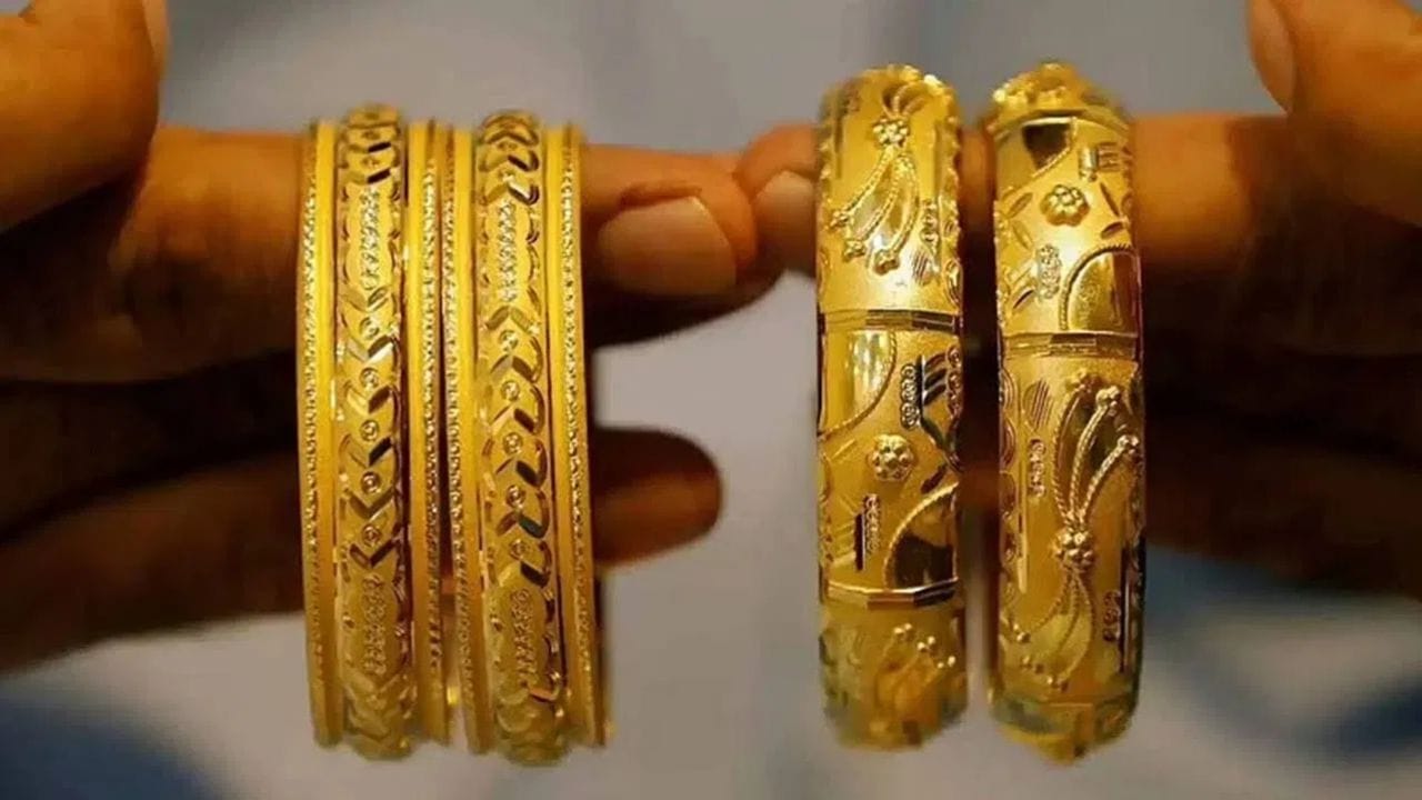 ரிசர்வ் பேங்க ஆஃப் இந்தியாவின் விதிகளின்படி, ஒவ்வொரு வங்கியும் முறையாக தங்களுடைய லாக்கர் வசதியை கண்காணிக்க வேண்டும். இது அவர்களின் முதன்மையான கடமைகளில் ஒன்றாக உள்ளது. இந்த நிலையில் தான், தீ விபத்து, பொருள் தொலைந்துப்போவது, நகை திருடப்படுவது உள்ளிட்டவற்றுக்கு வங்கி இழப்பீடு வழங்க வேண்டும் என்பது கட்டாயமாக உள்ளது.