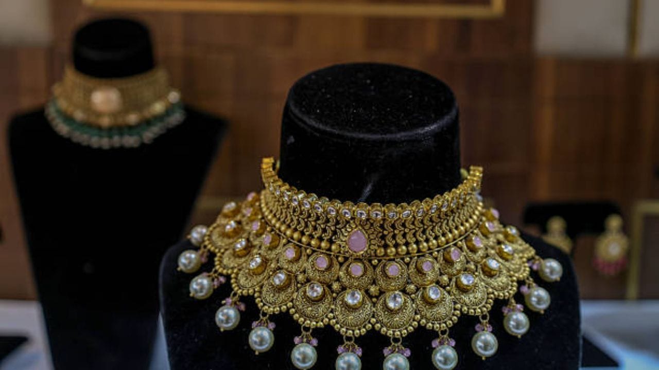 தங்கம் விலை கடந்த சில மாதங்களாக தொடர் ஏற்ற, இறக்கங்களை சந்தித்து வருகிறது. இதன் காரணமாக தங்கத்தில் தற்போது முதலீடு செய்யலாமா, வேண்டாமா என பலரும் குழப்பத்தில் உள்ளனர். ஆனால், ஆண்டின் இறுதியில் மீண்டும் தங்கம் விலை உச்சத்தை தொடும் என பொருளாதார வள்ளுநர்கள் கூறி வருகின்றனர் என்பது குறிப்பிடத்தக்கது.