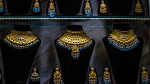 Gold : கையில் ரூ.1 லட்சம் இருந்தால் எவ்வளவு தங்கம் வாங்கலாம்?.. தற்போதைய நிலவரம் என்ன?