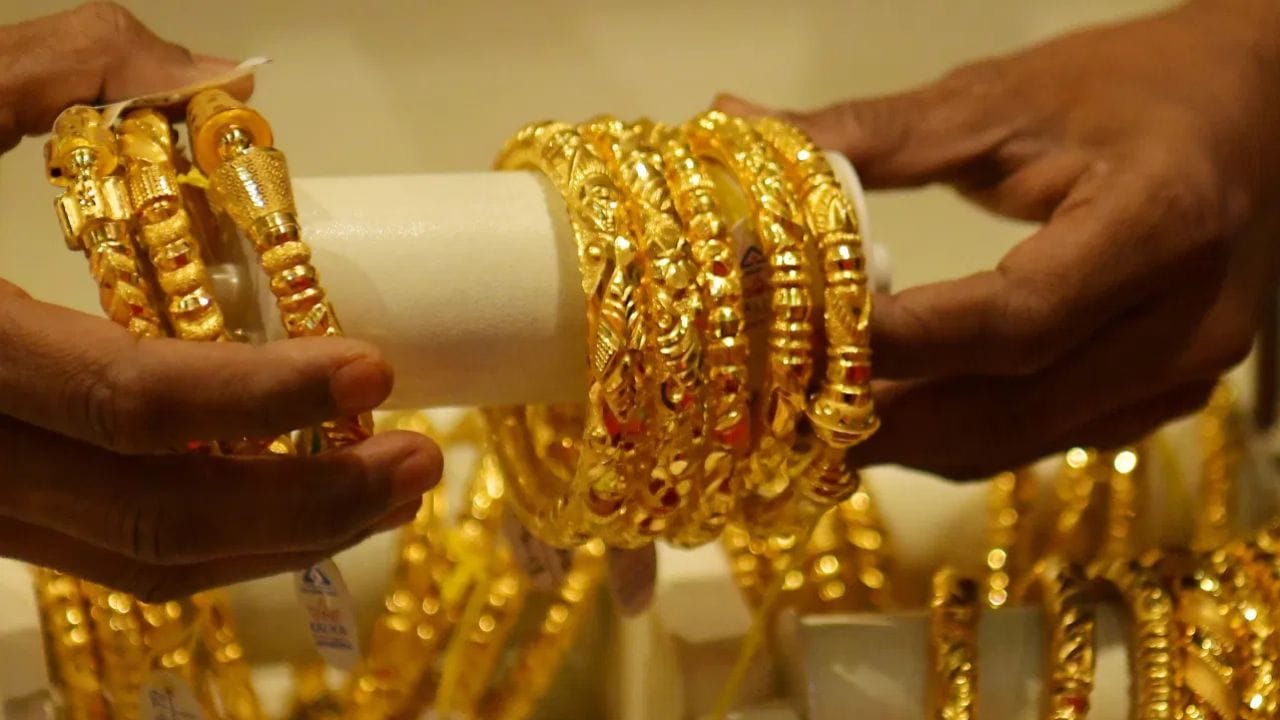 மிக விலை உயர்ந்த உலோகமாக தங்கம் உள்ள நிலையில், உலக நாடுகளின் அரசுகள், மத்திய வங்கிகள், பொதுமக்கள் என பல தர்ப்பினரும் தங்கத்தில் முதலீடு செய்கின்றனர். அதிலும் குறிப்பாக இந்தியர்கள் மத்தியில் தங்கத்தின் மீது முதலீடு செய்வது மிகவும் பரவலாக உள்ளது. கையில் கொஞ்சம் பணம் கிடைத்தாலும் உடனடியாக தங்கத்தில் முதலீடு செய்துவிடுகின்றனர்.
