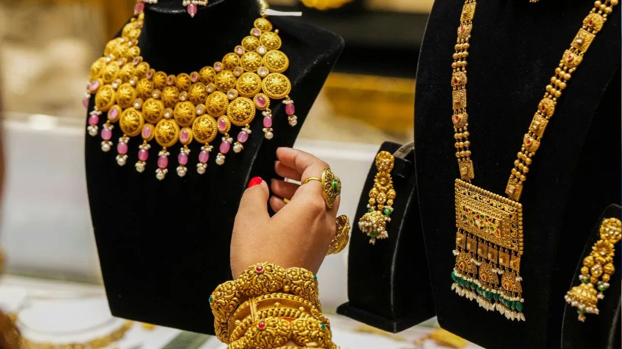 எதிர்காலத்தை கருத்தில் கொண்டு தங்கத்தில் முதலீடு செய்வது எவ்வளவு அவசியமோ அதே அளவுக்கு, தங்கத்தை பாதுகாப்பாக வைத்துக்கொள்வதும் மிகவும் அவசியம் ஆகும். இதன் காரணமாக தான் பலரும் வங்கி லாக்கரில் தங்கத்தை வைக்கின்றனர். ஆனால், அவ்வாறு லாக்காரில் வைக்கப்படும் நகை திருடப்பட்டால் அதற்கான இழப்பீடு கிடைக்குமா.