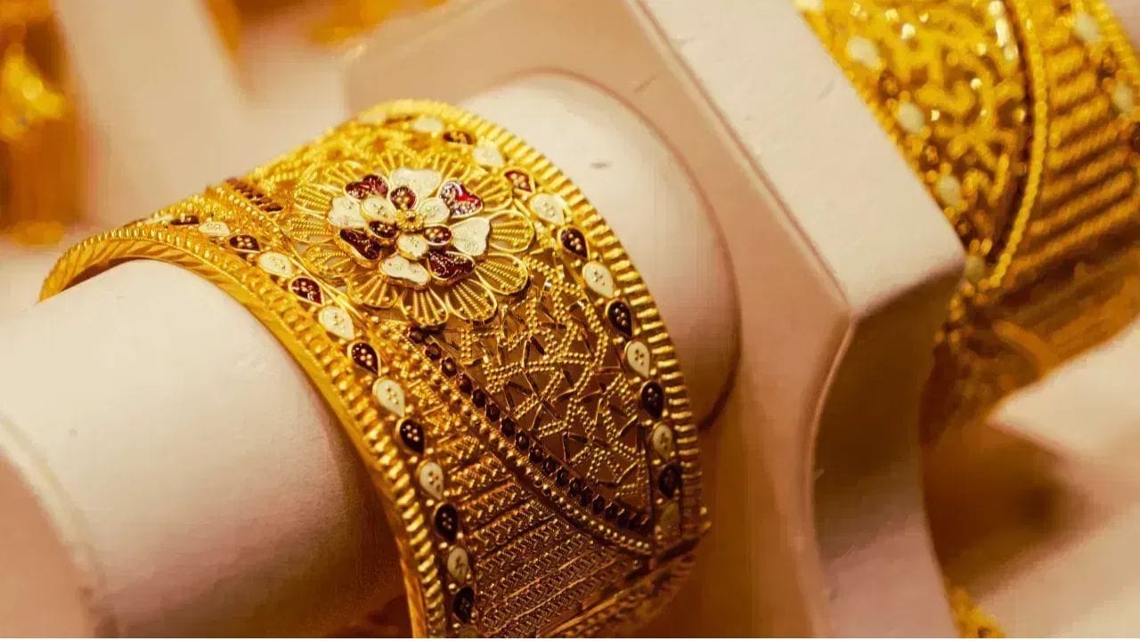 இந்த நிலையில் தான், 2050 ஆம் ஆண்டு தங்கத்தின் மதிப்பு 15,000 முதல் 20,000 டாலர்கள் வரை உயரும் வாய்ப்பு உள்ளதாக பொருளாதார நிபுணர்கள் கணித்துள்ளனர். அதாவது, இந்திய மதிப்பில் ரூ.19,06,664 ஆக உயரும் என கூறப்படுகிறது. அதாவது, இது தற்போதைய விலையை விட சுமார் 5 முதல் 6 மடங்கு அதிகமாகும்.