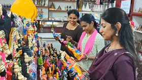 பூம்புகார் விற்பனை நிலையத்தில் நவராத்திரி கொலு பொம்மை கண்காட்சி...