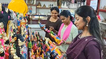 பூம்புகார் விற்பனை நிலையத்தில் நவராத்திரி கொலு பொம்மை கண்காட்சி