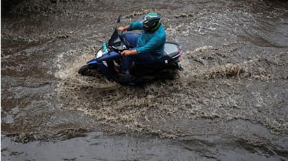 இன்று 11 மாவட்டங்களில் கனமழை வெளுத்து வாங்கும் - வானிலை மையம்