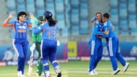 சுழட்டியடித்த IND W.. 55 ரன்களுக்குள் சுருண்ட PAK W!...