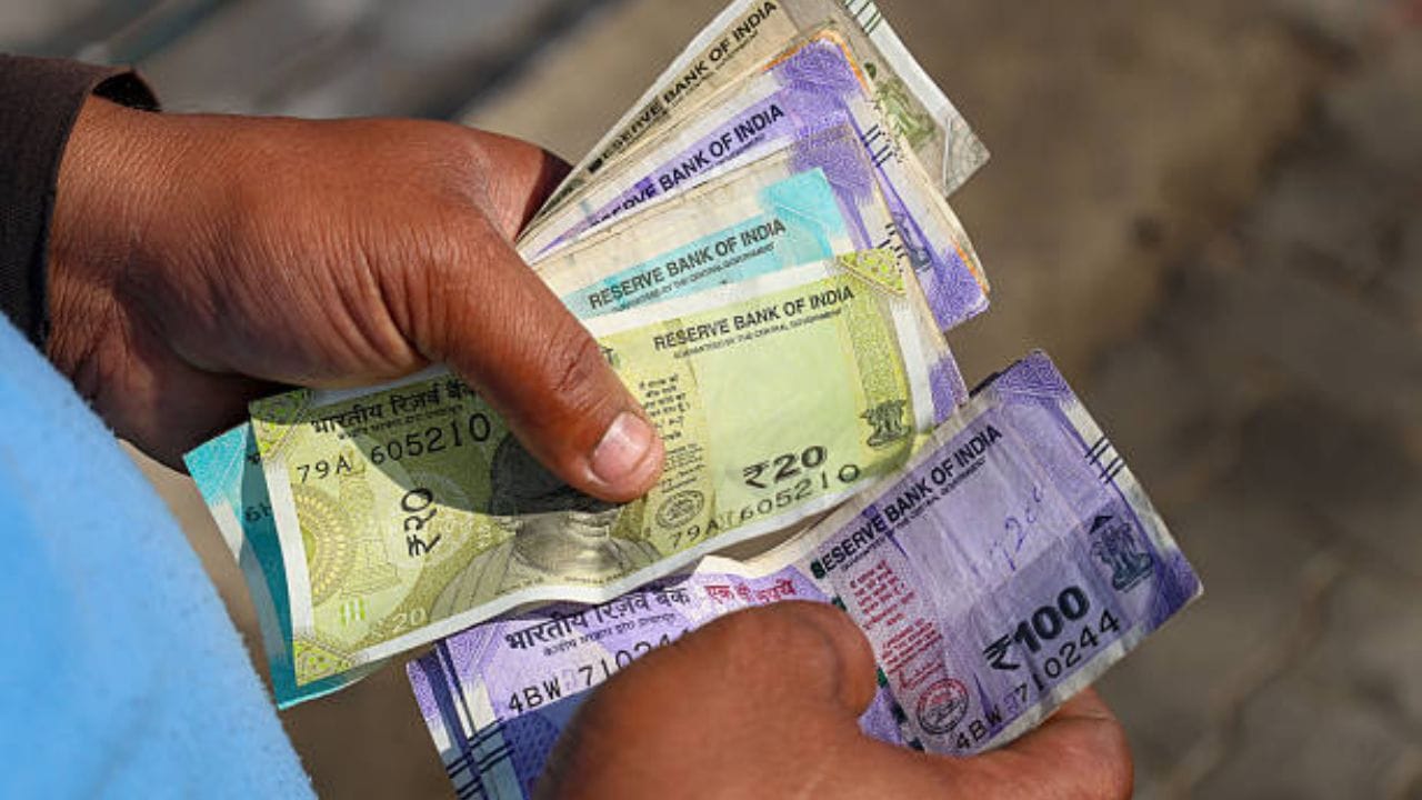 முதலீடு செய்யும் பலரும் தாங்கள் முதலீடு செய்யும் தொகை நல்ல லாபத்தை கொடுக்க வேண்டும் என்ற எண்ணத்தில் முதலீடு செய்கின்றனர். அவர்கள் தங்களது பணத்திற்கு சிறந்த லாபம் கிடைக்க வேண்டும் என முதலீடு செய்கின்றனர். ஆனால், முதலீடு செய்வதன் மூலம் எவ்வளவு லாபம் கிடைக்கும் என்ற பலரும் யோசிப்பதில்லை. 