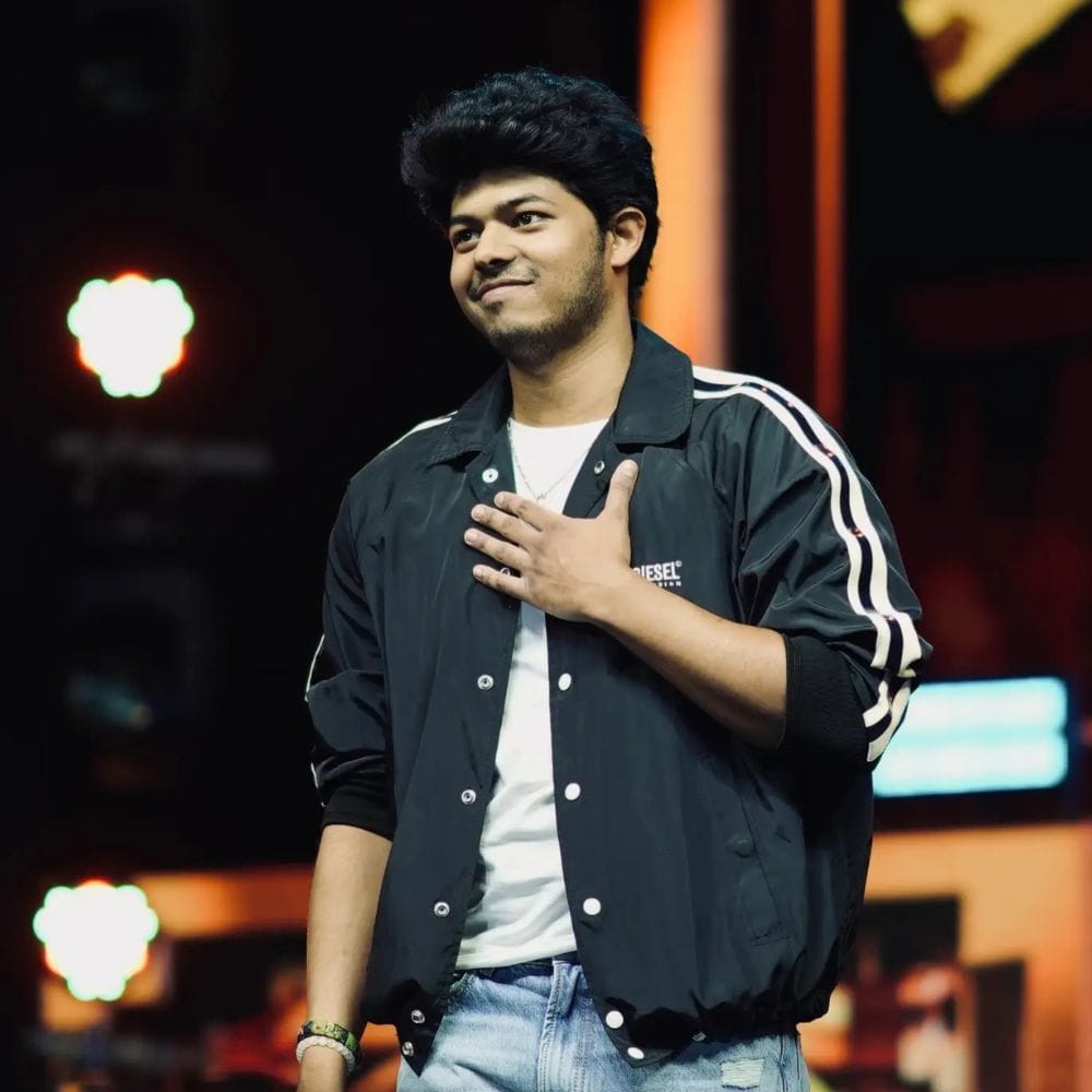 தமிழ் மக்கள் மத்தியில் இளம் இயக்குநராக போற்றப்பட்டுவருபவர்தான் ஜேசன் சஞ்சய். இவர் தமிழக முதல்வரும், முன்னாள் சினிமா நடிகருமான விஜய்யின் மூத்த மகன் ஆவார். இவர் தற்போது சிக்மா என்ற படத்தின் மூலம் இயக்குனராக நுழைந்துள்ளார்.