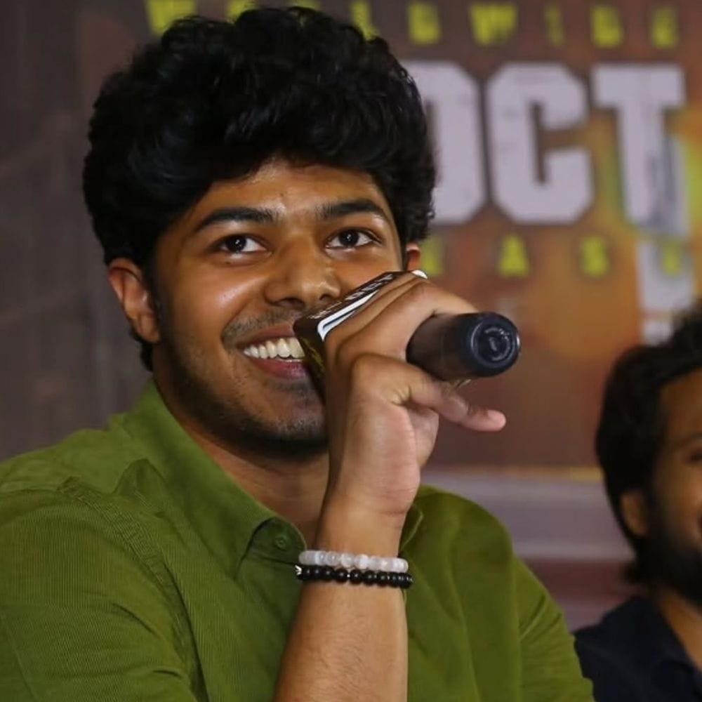 தயாரிப்பாளர் சுபாஷ்கரன் தயாரிப்பில் லைகா நிறுவனம் உருவாக்கியுள்ள திரைப்படம்தான் சிக்மா. இந்த படத்தை ஜேசன் சஞ்சய் இயக்க, தெலுங்கு நடிகர் சந்தீப் கிஷன் இதில் ஹீரோவாக நடித்துள்ளார்.