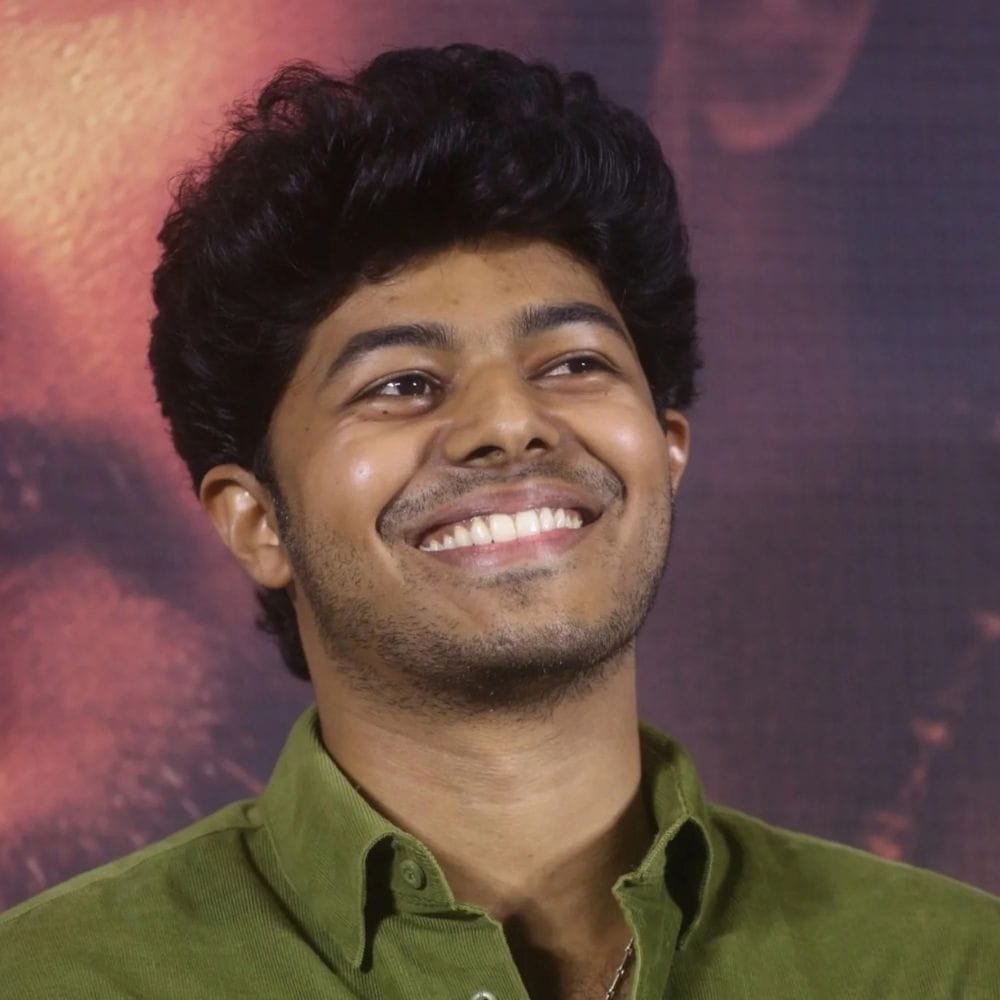 கோலிவுட் சினிமாவில் எங் இயக்குநராக சினிமா ரசிகர்கள் மத்தியில் பிரபலமானவர் ஜேசன் சஞ்சய். இவரின் இயக்கத்தில் முதல் திரைப்படமாக வெளியாக காத்திருக்கும் படம்தான் சிக்மா. தமிழ் மற்றும் தெலுங்கு என இரு மொழியில் உருவாகியுள்ள நிலையில், மக்கள் மத்தியில் எதிர்பார்ப்பை ஏற்படுத்திவருகிறது.