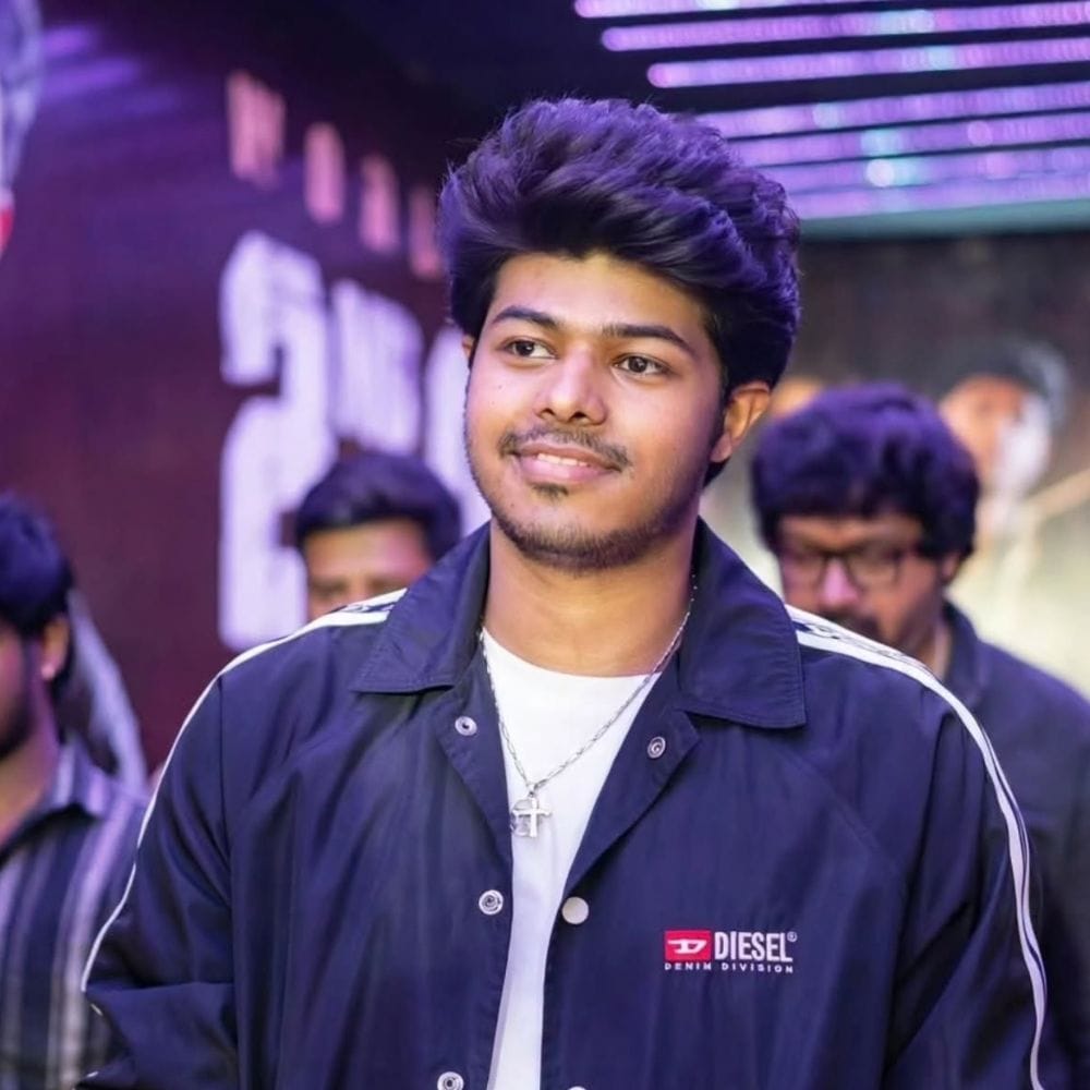 அந்த பேட்டியில் ஜேசன் சஞ்சய், என்னால் முடிந்தவரை அதிலிருந்து விலகி இருக்க முயற்சிக்கிறேன். ஏனென்றால், என் தந்தை இப்போது தன் வாழ்க்கையில் இருக்கும் நிலை காரணமாக, வெளியிலிருந்து எப்போதும் ஒரு கருத்து உருவாகிக்கொண்டே இருக்கும். நான் குடும்பத்தின் நற்பெயரைப் பாதுகாப்பதை உறுதி செய்ய வேண்டும். என் தந்தை மாநிலத்தின் முதல்வராக இருப்பதால், நான் எதையும் அலட்சியமாக செய்யவில்லை என தெரிவித்தார்.