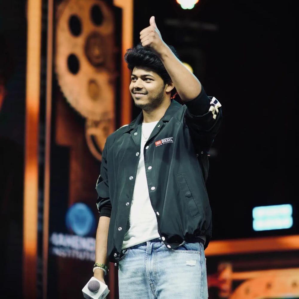 பின் சினிமாவில் இயக்குநராக ஆகவேண்டும் என ஆசைகொண்ட நிலையில், தற்போது இயக்குநராகியுள்ளார் இவரின் இயக்கத்தில் முதலில் வெளியாகியிருக்கும் படம் சிக்மா. மாபெரும் பிரம்மாண்ட படமாக இது உருவாகியுள்ளது.