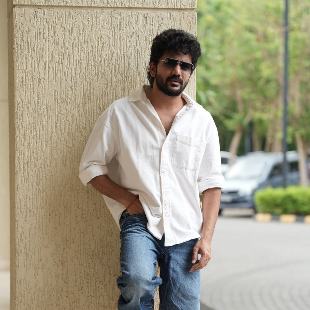 சரவணன் மீனாட்சி சீரியலில் வில்லன் வேடத்தில் நடிக்க தொடங்கி, பின் ஹீரோவாக நடித்து சின்னத்திரை மக்களிடையே பிரபலமானார். சினிமாவிலும் விஜய் சேதுபதியின் பீட்சா படத்தில் முக்கிய வேடத்தில் நடித்து திரையில் வெள்ளித்திரையில் தோன்றினார்.