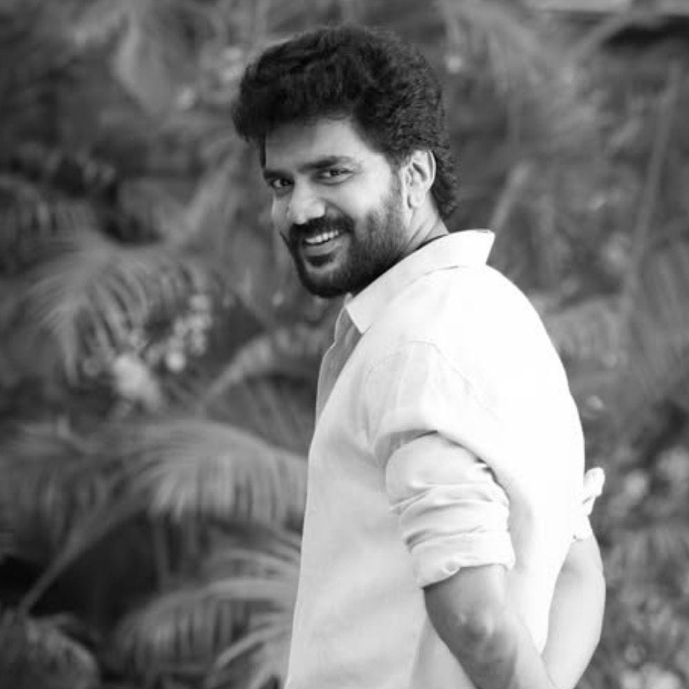 இவரின் நடிப்பில் தமிழில் தொடர்ந்து புது புதுப்படங்கள் வெளியாகிவருகிறது. சமீபத்தில் இயக்குநர் விஷ்ணு எடவன் இயக்கத்தில், நயன்தாராவுக்கு ஜோடியாக ஹாய் என்ற படத்தில் நடித்திருந்தார். இப்படம் திரையரங்குகளில் வெற்றிநடைப்போட்டுவருகிறது.