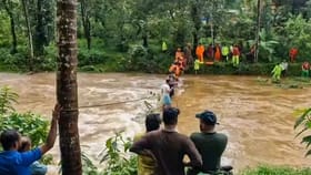 கேரளாவில் திடீர் கனமழை.. நிலச்சரிவு வெள்ளம்.. 6 பேர் உயிரிழப்பு!...