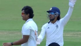 Duleep Trophy Final: கேப்டன் இஷான் கிஷனை வற்புறுத்தி டிஆர்எஸ்.. வைபவ் செயலால் பரிசாக கிடைத்த விக்கெட்!...