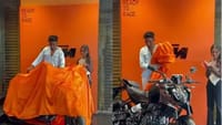 நகையை திருடி காதலனுக்கு புதிய KTM பைக் வாங்கி கொடுத்த காதலி!...