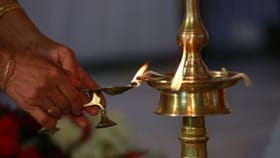 வீட்டில் விளக்கேற்றும்போது இந்த 5 தவறுகளை மட்டும் செய்யாதீங்க!