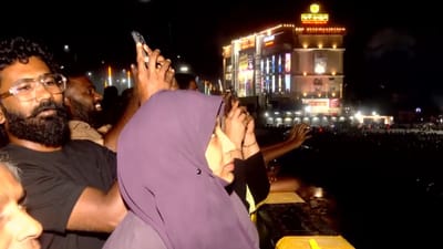 மாமதுரை திருவிழா 2.0 - பட்டாசு வெடிப்பதை காண கூடிய பொதுமக்கள்!