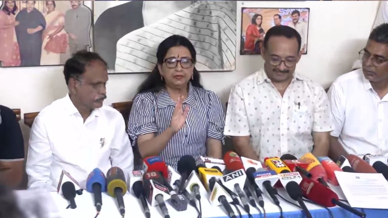 ராதாவுக்கு ரூ.5,000 கோடிக்கு சொத்து இருக்கும்.. பரபரப்பை கிளப்பிய நடிகை அம்பிகா!! ராதாவுக்கு ரூ.5,000 கோடிக்கு சொத்து இருக்கும்.. பரபரப்பை கிளப்பிய நடிகை அம்பிகா!!
